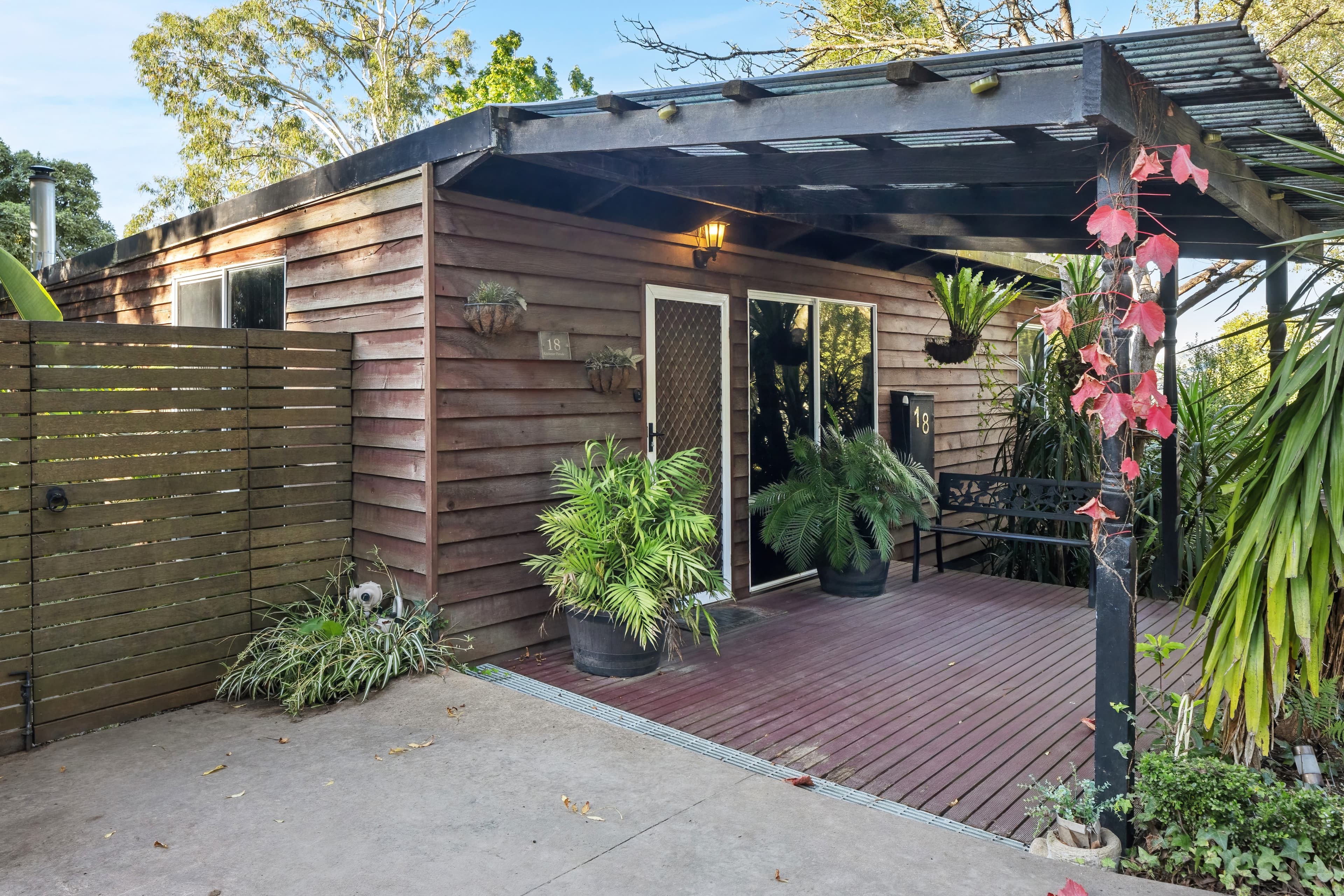 18 Kitchener Parade, COCKATOO VIC 3781