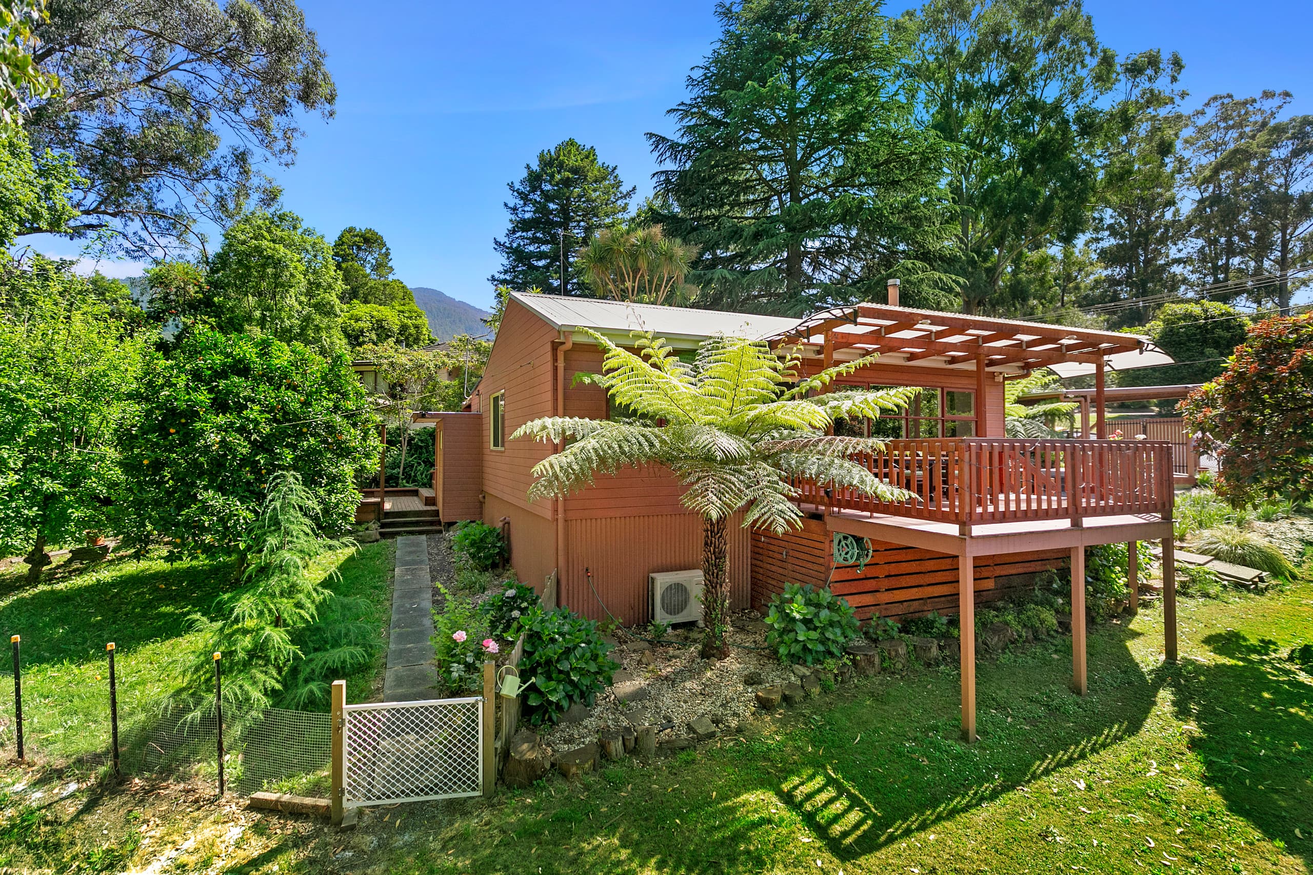 2 Surrey Road, WARBURTON VIC 3799